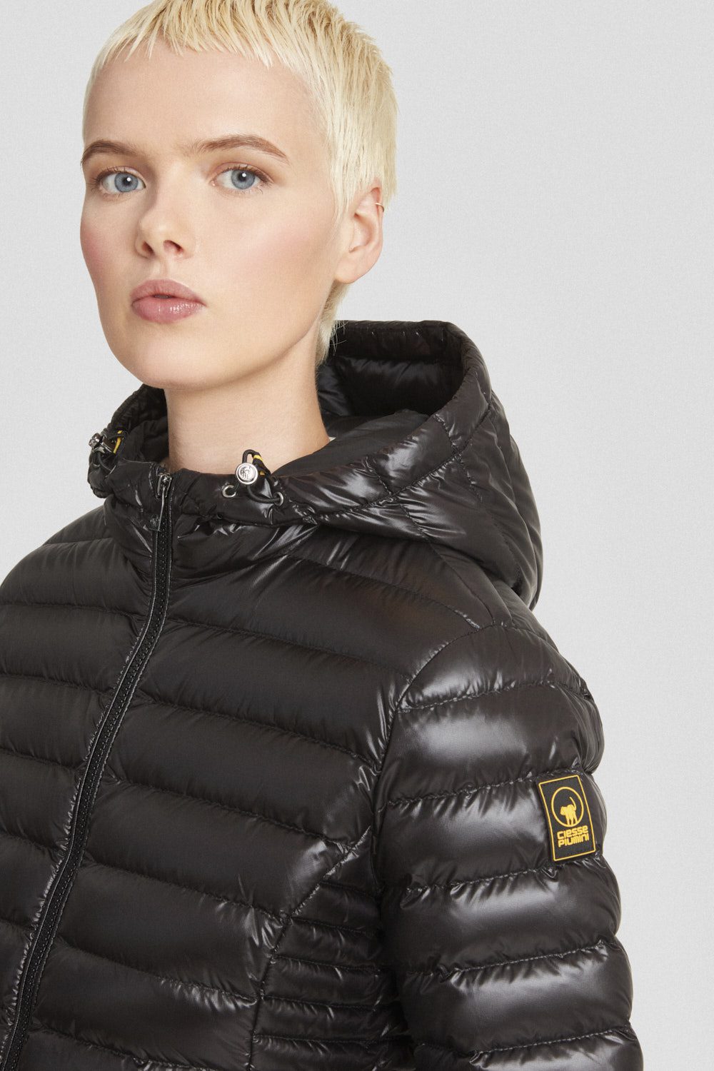 Piumino leggero nero lucido con cappuccio AGHATA 2.0