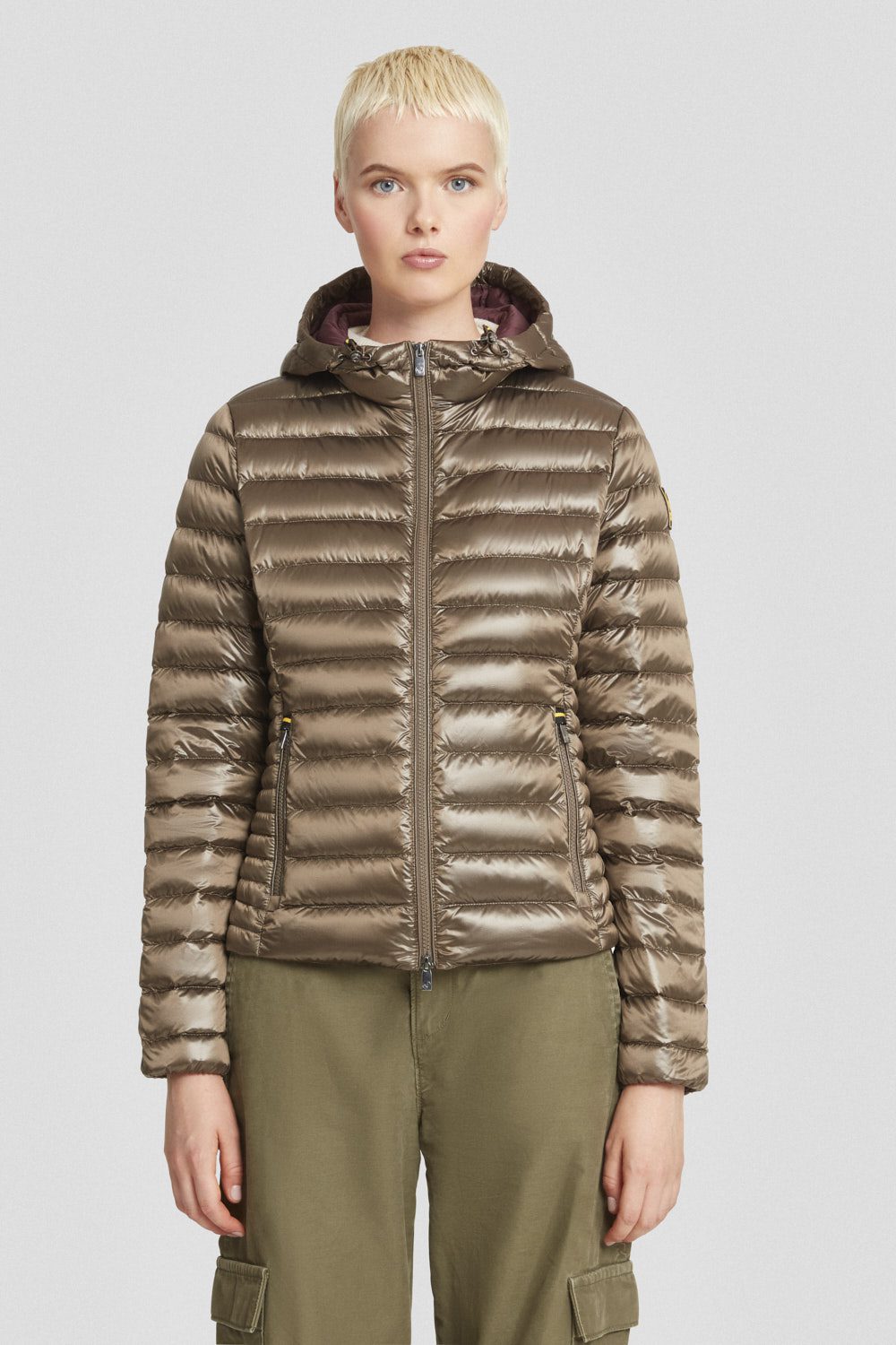 Piumino leggero beige scuro con cappuccio AGHATA 2.0