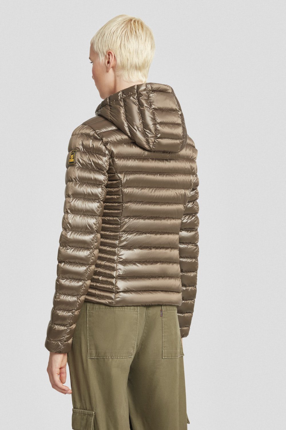 Piumino leggero beige scuro con cappuccio AGHATA 2.0