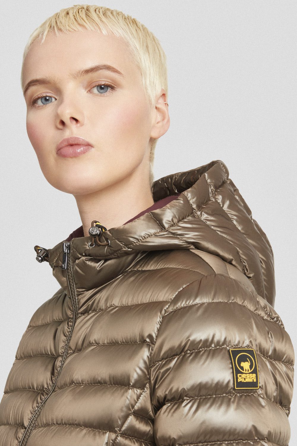 Piumino leggero beige scuro con cappuccio AGHATA 2.0