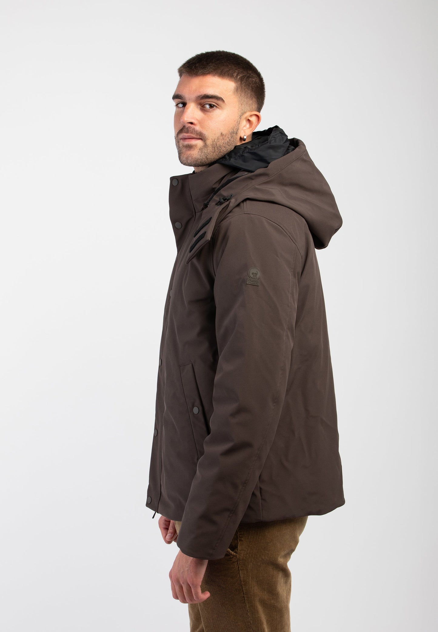 PENDER – Giacca in softshell marrone con cappuccio e pettorina staccabili