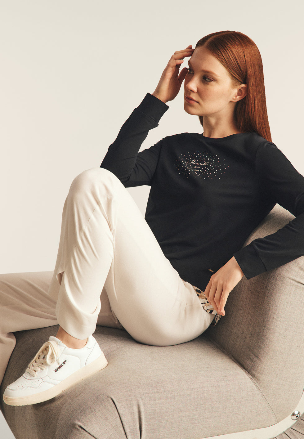 Felpa con inserto effetto camicia e dettagli dorati