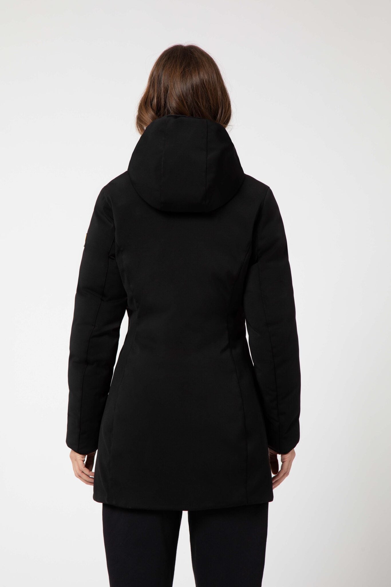 YSABEL – CAPPOTTO NERO IN SOFTSHELL CON CAPPUCCIO