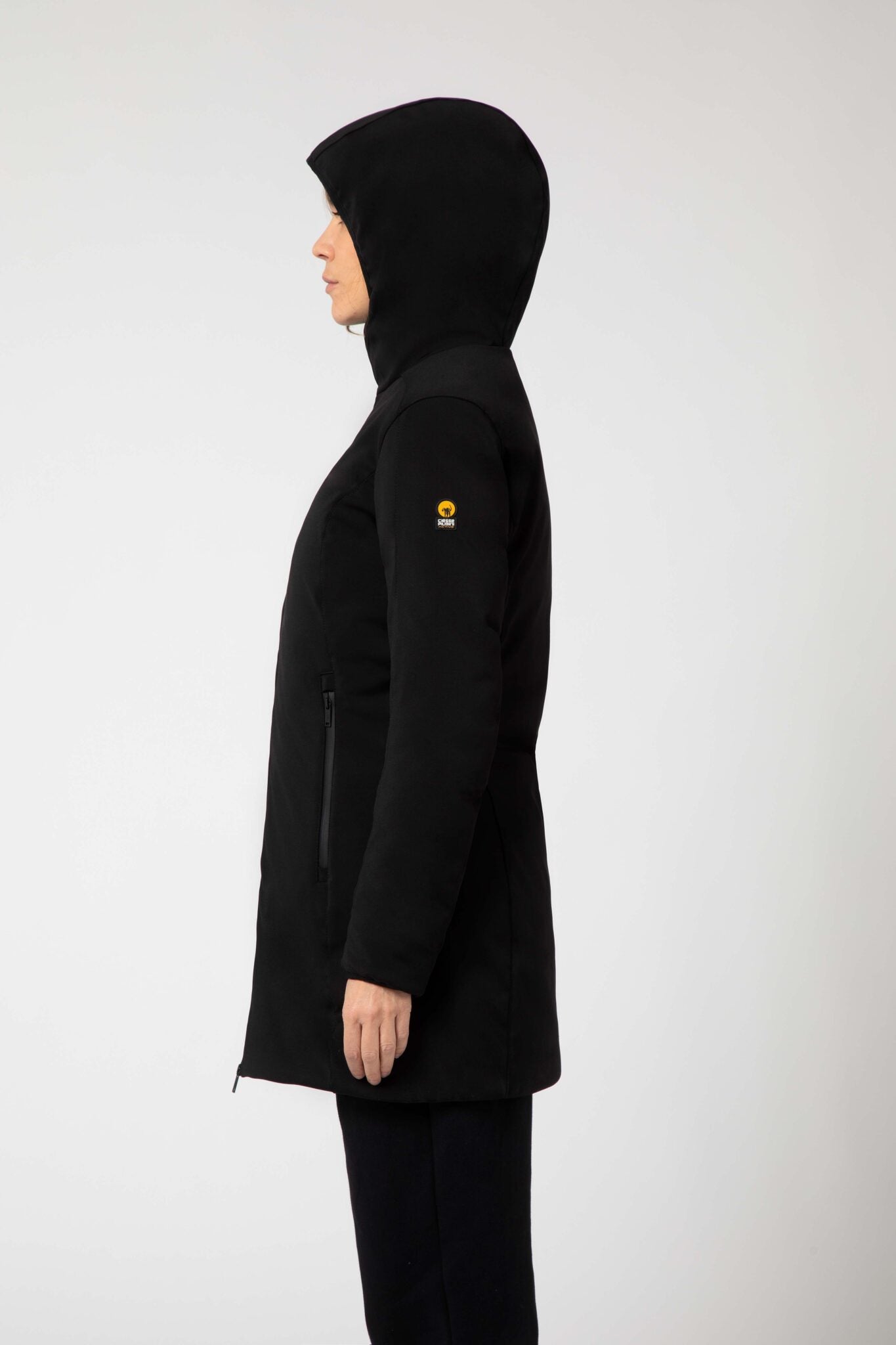 YSABEL – CAPPOTTO NERO IN SOFTSHELL CON CAPPUCCIO